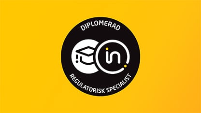 Ett svart märke på gul bakgrund med texten "Diplomerad regulatorisk specialist"