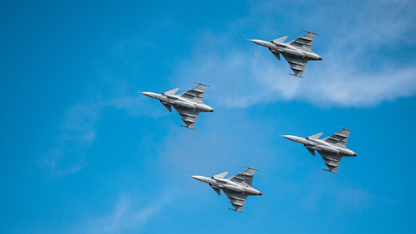 En bild på fyra JAS39 Gripen som flyger i formation